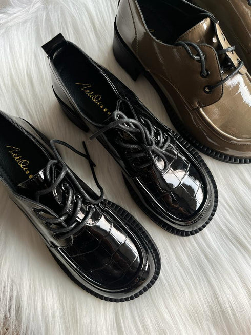 Minimalist Lace-up Platform Oxford Shoe